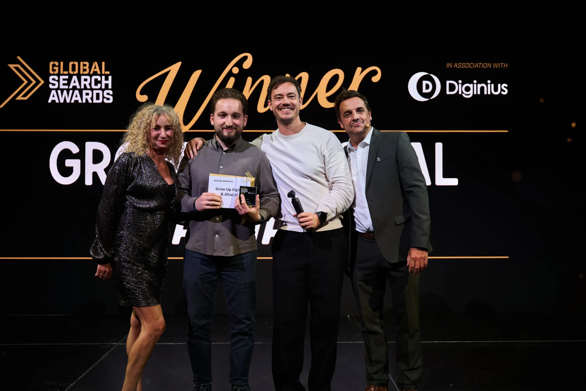 Fer en Marco van Grow Up Digital op het podium van de Global Search Awards