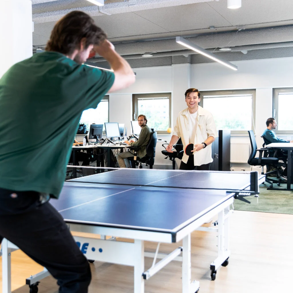 collega's van grow up digital zijn aan het pingpongen.